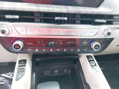 Used 2025 Kia Telluride EX w/ EX Captain's Chair Package image 23