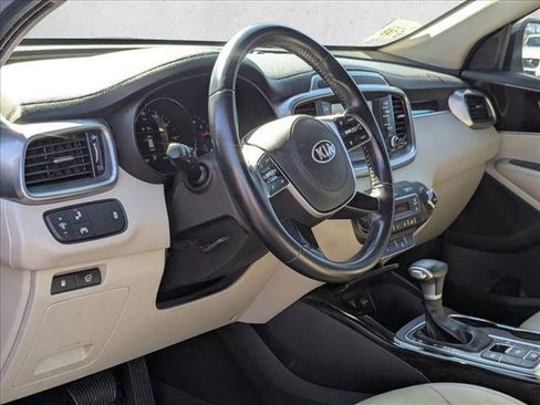 Used 2019 Kia Sorento EX image 2