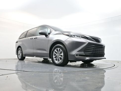 Used 2024 Toyota Sienna XLE image 28