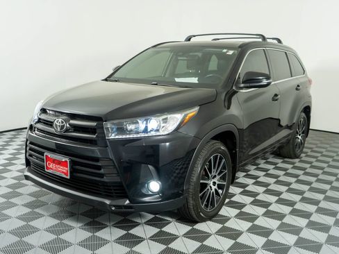 Used 2017 Toyota Highlander SE AWD/4WD image 3