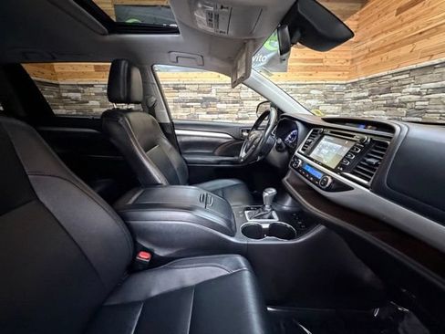 Used 2017 Toyota Highlander XLE AWD/4WD image 16