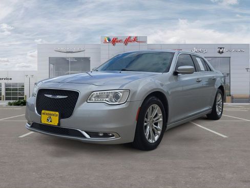 Used 2020 Chrysler 300 Touring w/ Driver Convenience Group RWD image 1
