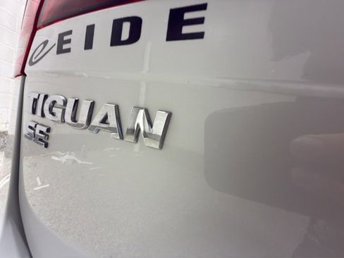 Used 2020 Volkswagen Tiguan SE w/ Panoramic Sunroof Package image 29