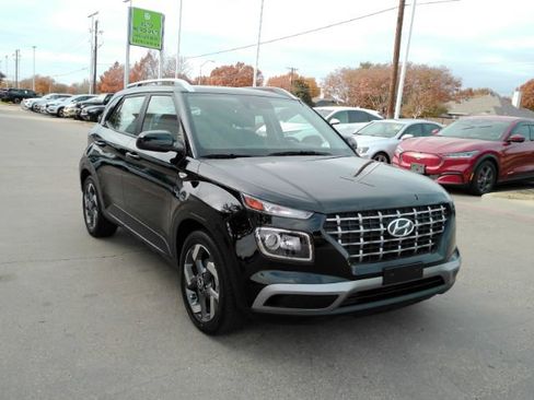 Used 2022 Hyundai Venue SEL w/ Cargo Package image 4