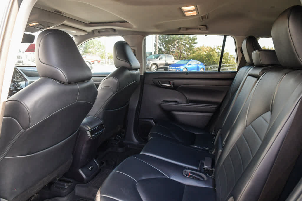 Used 2020 Toyota Highlander XLE w/ Preferred Accessory Package AWD/4WD image 19