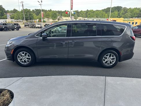 Used 2023 Chrysler Pacifica Touring-L FWD image 5