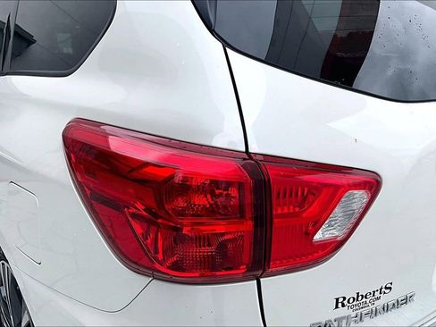 Used 2017 Nissan Pathfinder Platinum image 22