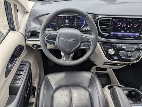 Used 2024 Chrysler Pacifica Limited FWD image 15