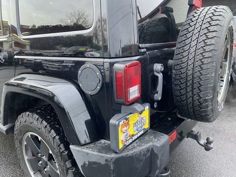 Used 2012 Jeep Wrangler Unlimited Sahara image 25