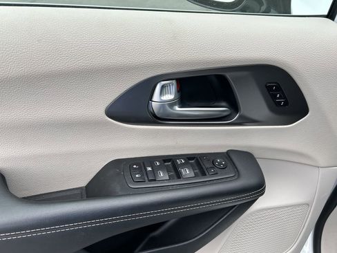 Used 2024 Chrysler Pacifica Touring-L image 19