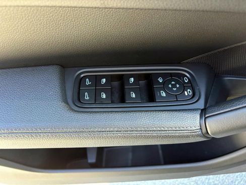 Used 2025 Porsche Cayenne image 24