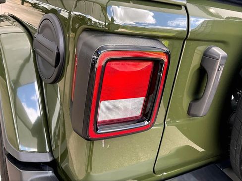 Used 2022 Jeep Wrangler Unlimited Sahara AWD/4WD image 28