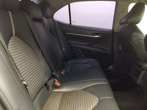 Used 2018 Toyota Camry SE w/ Moonroof Package image 19