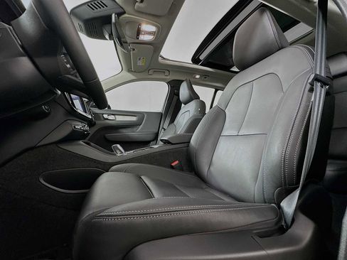 Certified 2025 Volvo XC40 B5 Plus w/ Protection Package Premier image 19