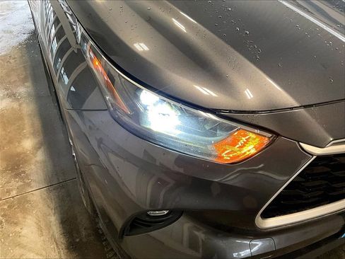 Used 2021 Toyota Highlander XLE AWD/4WD image 32