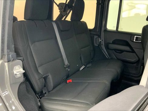 Used 2020 Jeep Wrangler Unlimited Sahara image 13