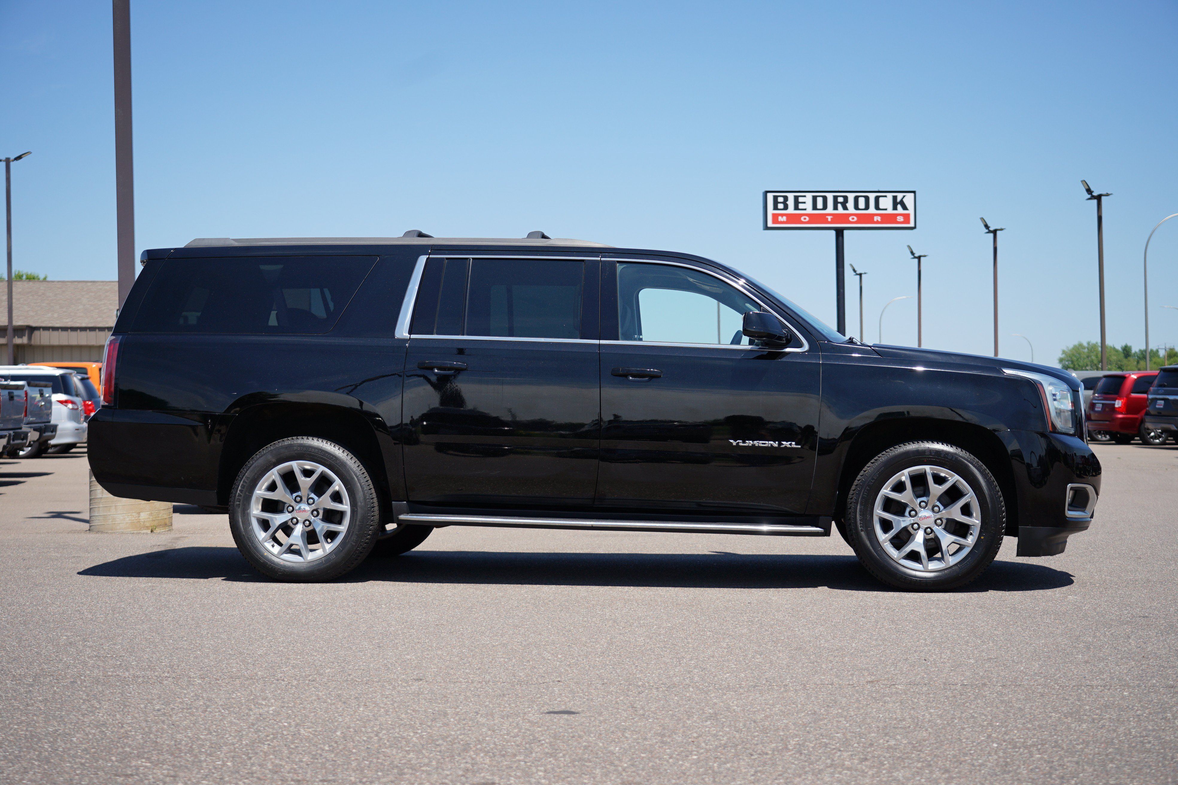 Used 2019 GMC Yukon XL SLE w/ SLE Value Package AWD/4WD image 2