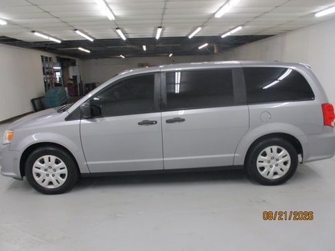 Used 2019 Dodge Grand Caravan SE w/ UConnect Hands-Free Group FWD image 6