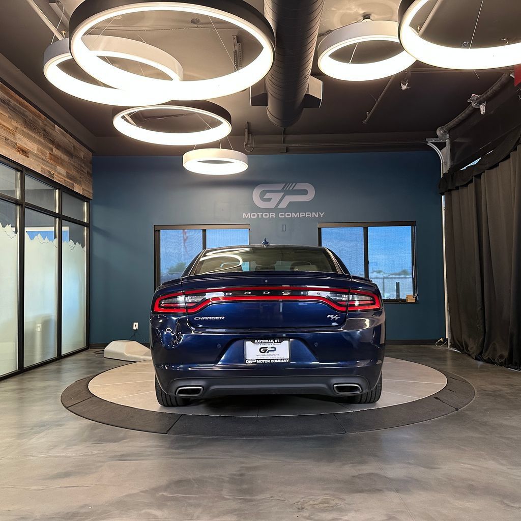 Used 2017 Dodge Charger R/T w/ Plus Group RWD image 4