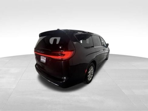 Used 2023 Chrysler Pacifica Touring-L FWD image 10