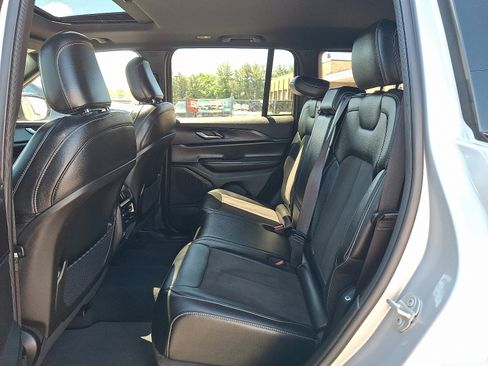 Used 2023 Jeep Grand Cherokee Altitude AWD/4WD image 11