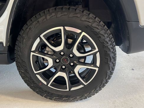 Used 2025 Jeep Compass Trailhawk image 18