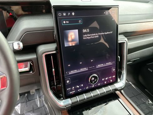 Used 2025 GMC Yukon Denali AWD/4WD image 16