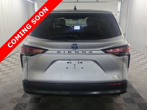 Used 2021 Toyota Sienna LE FWD image 4