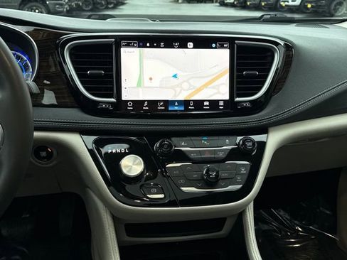 Used 2023 Chrysler Pacifica Limited image 15