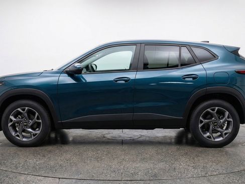 Used 2025 Chevrolet Trax LT w/ LT Convenience Package FWD image 5