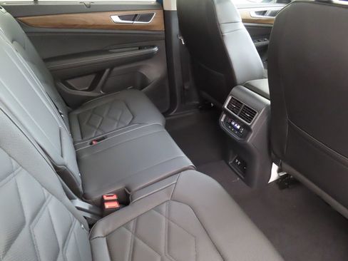 Used 2025 Volkswagen Atlas SE FWD image 25
