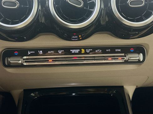 Used 2022 Mercedes-Benz GLB 250 4MATIC image 23