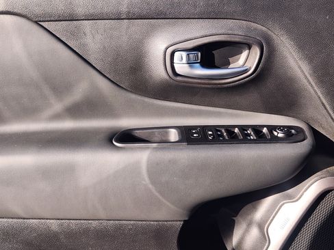 Used 2022 Jeep Renegade Limited image 24