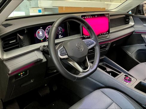 Used 2025 Volkswagen Tiguan SE w/ Panoramic Sunroof Package image 15