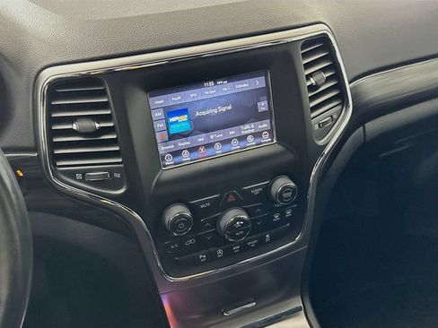 Used 2019 Jeep Grand Cherokee Laredo AWD/4WD image 17
