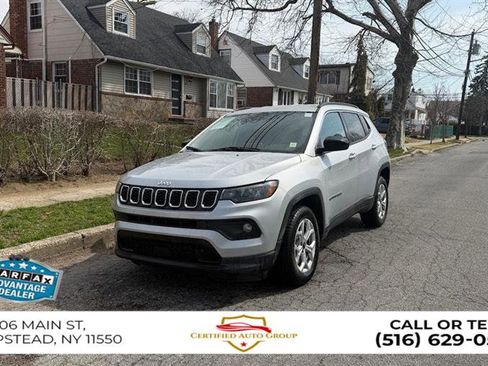 Used 2025 Jeep Compass Trailhawk AWD/4WD image 2
