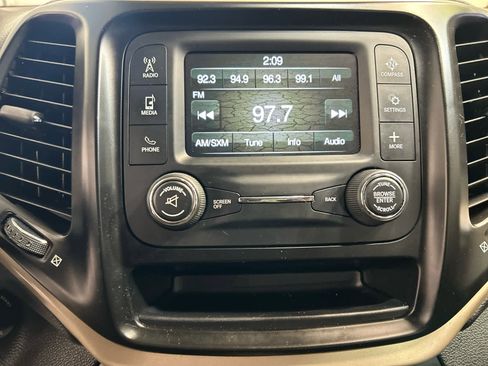 Used 2017 Jeep Cherokee Sport AWD/4WD image 5