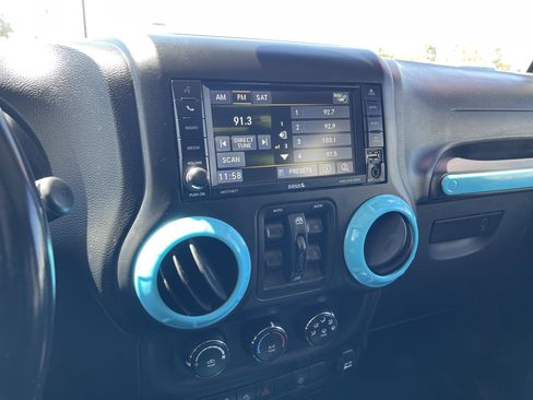 Used 2017 Jeep Wrangler Unlimited Sahara AWD/4WD image 15