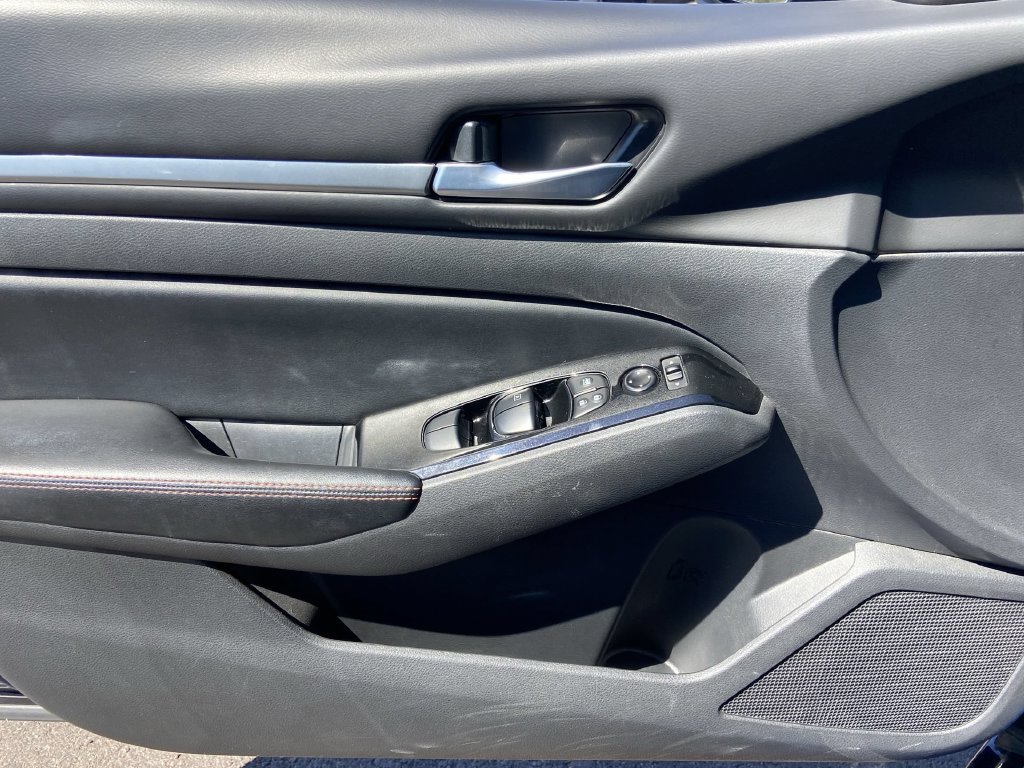 Used 2024 Nissan Altima 2.5 SR FWD image 17