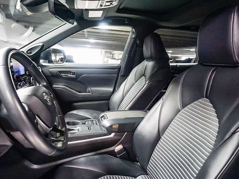 Used 2021 Toyota Highlander XSE image 19