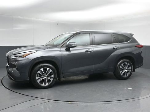 Used 2021 Toyota Highlander XLE AWD/4WD image 4