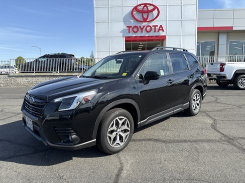 Used 2023 Subaru Forester Premium AWD/4WD image 1