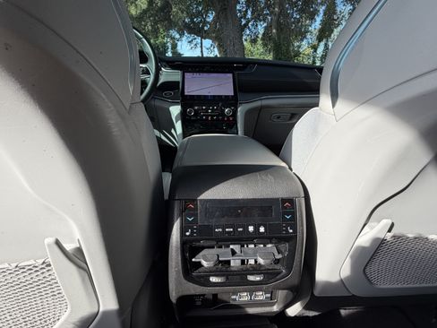Used 2021 Jeep Grand Cherokee L Overland w/ Luxury Tech Group IV AWD/4WD image 38
