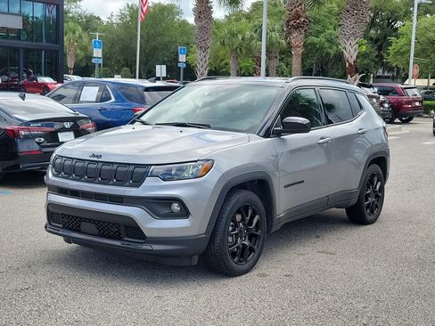 Used 2022 Jeep Compass Latitude FWD image 1