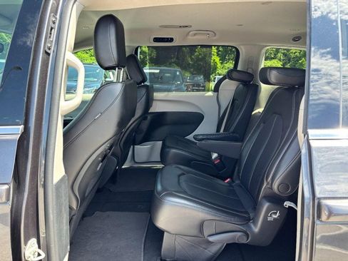 Used 2023 Chrysler Pacifica Touring-L FWD image 12