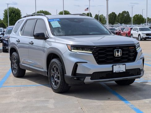 Certified 2025 Honda Pilot TrailSport image 4