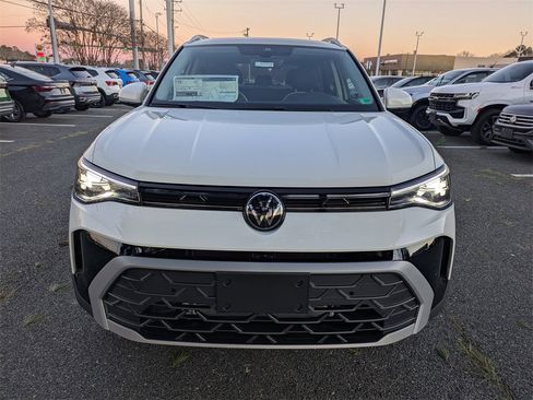 New 2026 Volkswagen Taos SE image 9