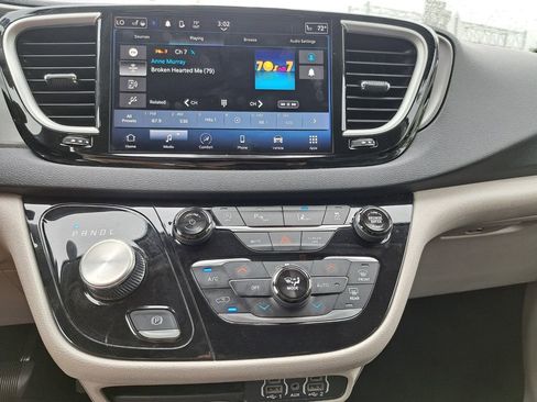 Used 2024 Chrysler Pacifica Touring-L FWD image 17