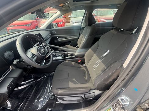Used 2025 Hyundai Elantra SEL image 29