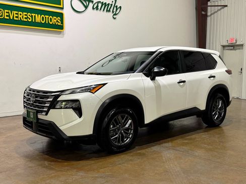 Used 2025 Nissan Rogue S AWD/4WD image 3